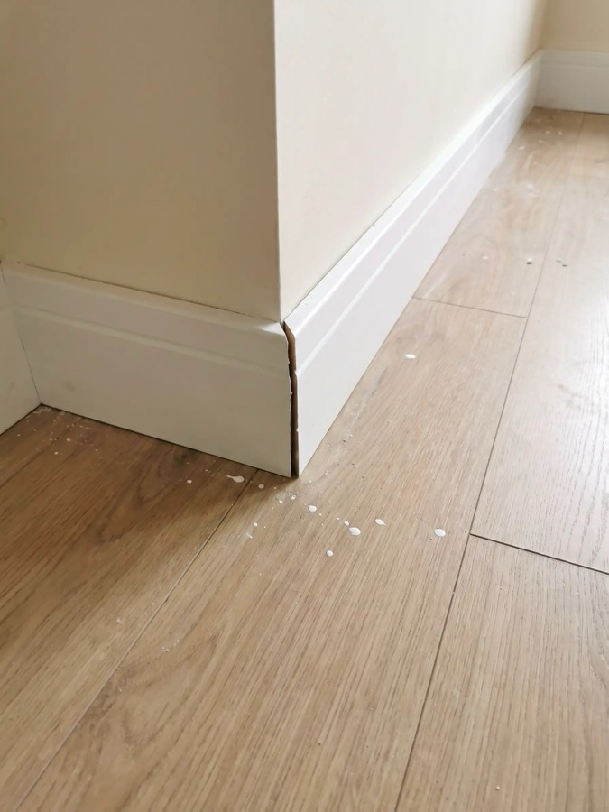 Open joint on the skirting